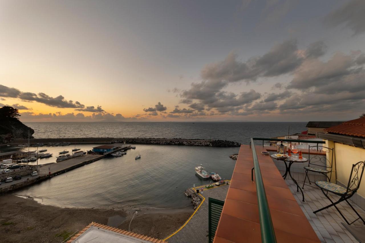 Relais Del Mare Con Terrazza Fronte Mare Free Parking Apartment Massa Lubrense Exterior foto