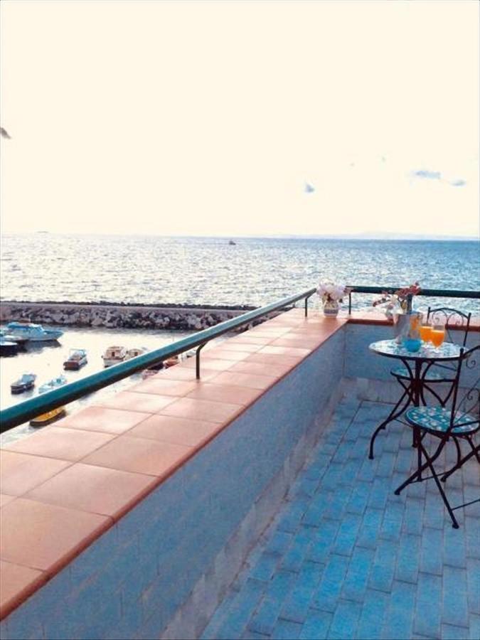 Relais Del Mare Con Terrazza Fronte Mare Free Parking Apartment Massa Lubrense Exterior foto
